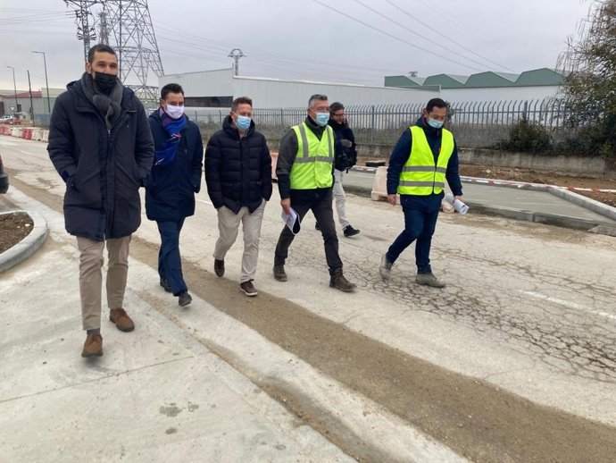 El alcalde de Burgos y el concejal de Fomento durante la visita a las obras de la calle Valle de Mena.