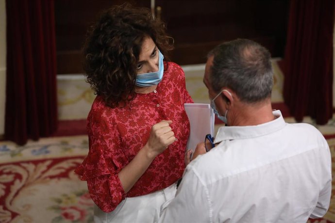 Archivo - La ministra de Hacienda y portavoz del Gobierno, María Jesús Montero, habla con el portavoz de Compromís en el Congreso de los Diputados, Joan Baldoví, durante una sesión plenaria en el Congreso, en Madrid (España), a 29 de julio de 2020