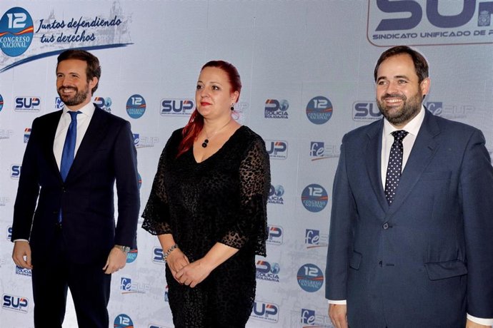 El presidente nacional del PP, Pablo Casado; la secretaria general del SUP, Mónica Gracia, y el presidente regional del PP, Paco Núñez.