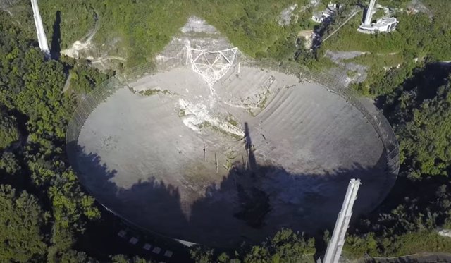 Imagen de dron del radiotelescopio de Arecibo tras su colapso