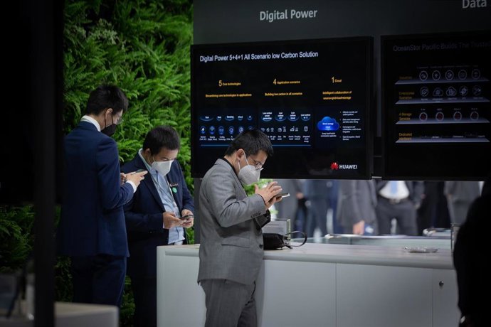 Archivo - Asistentes al MWC Barcelona 2021, con mascarillas FPP2.