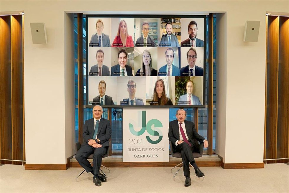 Javier Ybañez, Senior Partner De Garrigues, Y Fernando Vives, Presidente Ejecutivo, Ante Los Nuevos Socios.
