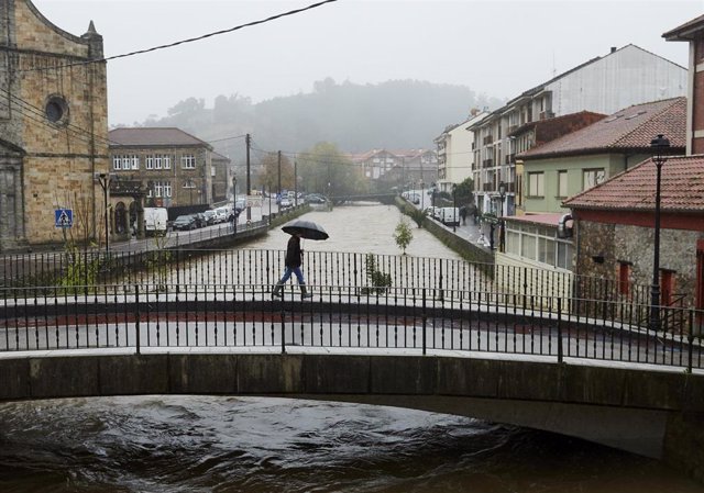 Un hombre cruza un puente en Ampuero, uno de los municipios más afectados por las inundaciones del pasado día 29 en Cantabria.