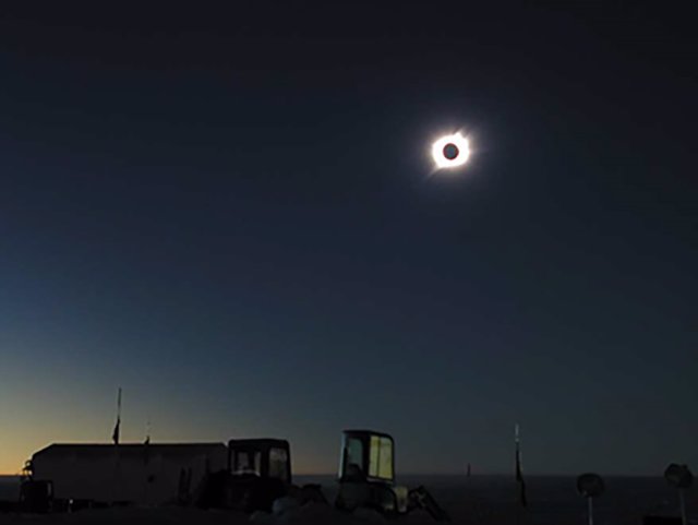 Una vista del último eclipse solar total que tuvo lugar sobre la Antártida en noviembre de 2003, visto desde la estación Dome Fuji de Japón.