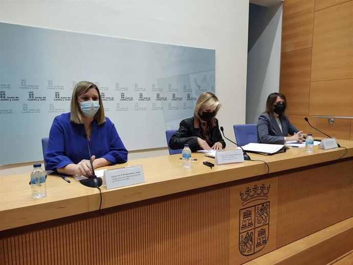 La consejera de Sanidad, Verónica Casado, en el centro junto a las consejeras de Familia e Igualdad de Oportunidades, Isabel Blanco, (i) y Educación, Rocío Lucas (d).