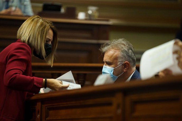 Archivo - La consejera de Derechos Sociales, Noemí Santana, dialoga con el presidente de Canarias, Ángel Víctor Torres