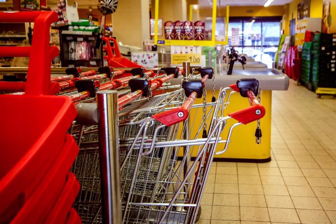 Archivo - Carros de la compra en un supermercado de Madrid (España), a 12 de enero de 2021. Los supermercados de la Comunidad de Madrid han abierto desde ayer en su mayoría con normalidad, con suministros suficiente y habituales, aunque con determinadas