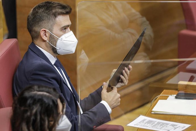 Archivo - El síndic de Compromís en Les CortsFran Ferri, durante un pleno a 27 de septiembre de 2021