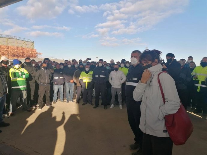 Teresa Rodríguez, durante su visita a los trabajadores de CYMI en huelga.