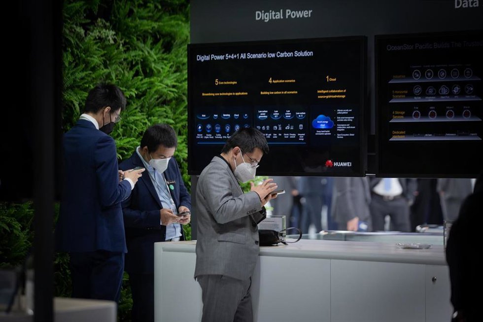 Archivo - Asistentes al MWC Barcelona 2021, con mascarillas FPP2.