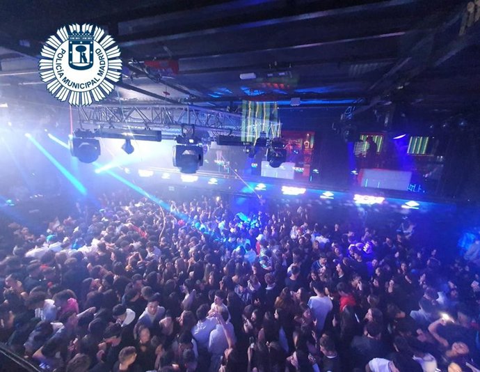 Policía Municipal denuncia a la sala Cool por encontrar a 20 menores fumando y 500 personas más sin mascarilla