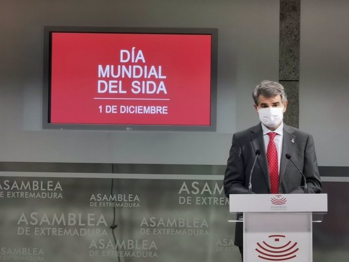 El director gerente del SES, Ceciliano Franco, en el acto institucional en la Asamblea de Extremadura con motivo del Día Mundial frente al VIH-SIDA