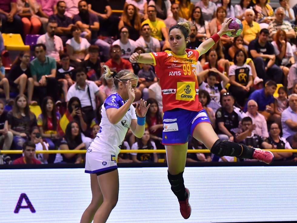 Mireya González, durante un partido con la selección española de balonmano femenino.