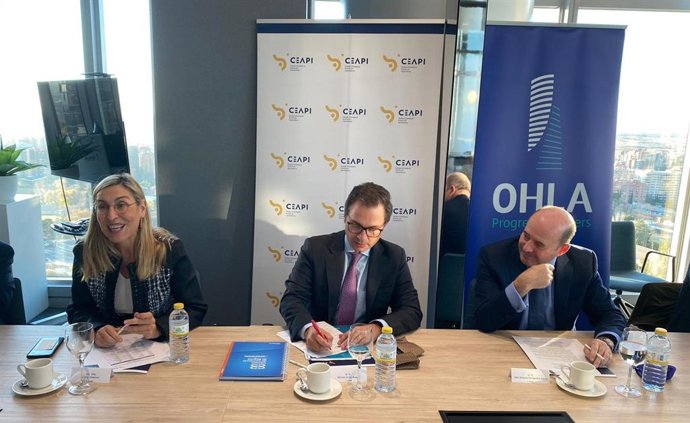 Archivo - Núria Vilanova, presidenta de CEAPI; Nicolás Uribe, presidente de la Cámara de Comercio de Bogotá; y José Antonio Fernández Gallar, CEO del Grupo OHL