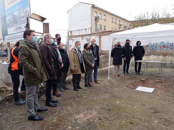Las autoridades atienden a la explicación del proyecto del futuro centro de salud de La Villanueva