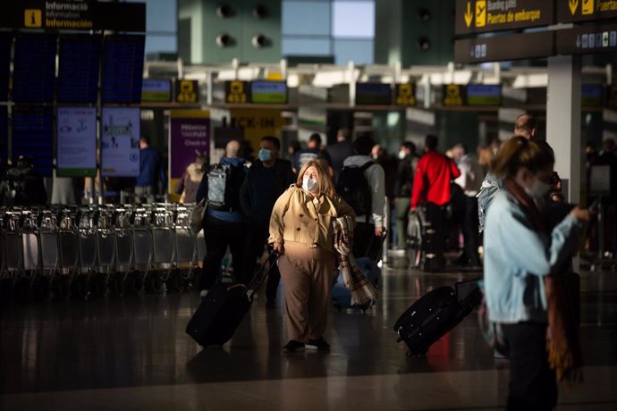 Varios pasajeros con maletas en el aeropuerto de El Prat, a 19 de noviembre de 2021, en Barcelona, Cataluña (España). El aeropuerto de la red Aena es el primer aeropuerto en extensión y tráfico de Cataluña y el segundo aeropuerto con mayor tráfico de Es