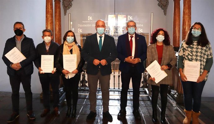 El presidente de la Diputación de Córdoba, Antonio Ruiz (centro), tras la firma con los ayuntamientos beneficiarios.