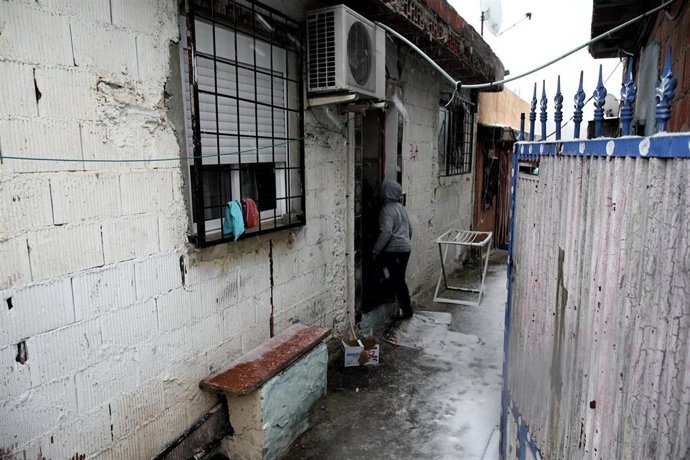 Archivo - Una casa en la Cañada Real Galiana.