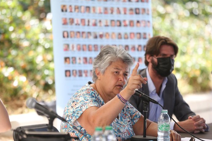Archivo - La presidenta de la Asociación de Afectados del vuelo JK 5022, Pilar Vera, comparece en una rueda de prensa en el monumento en la rosaleda del Parque Juan Carlos I