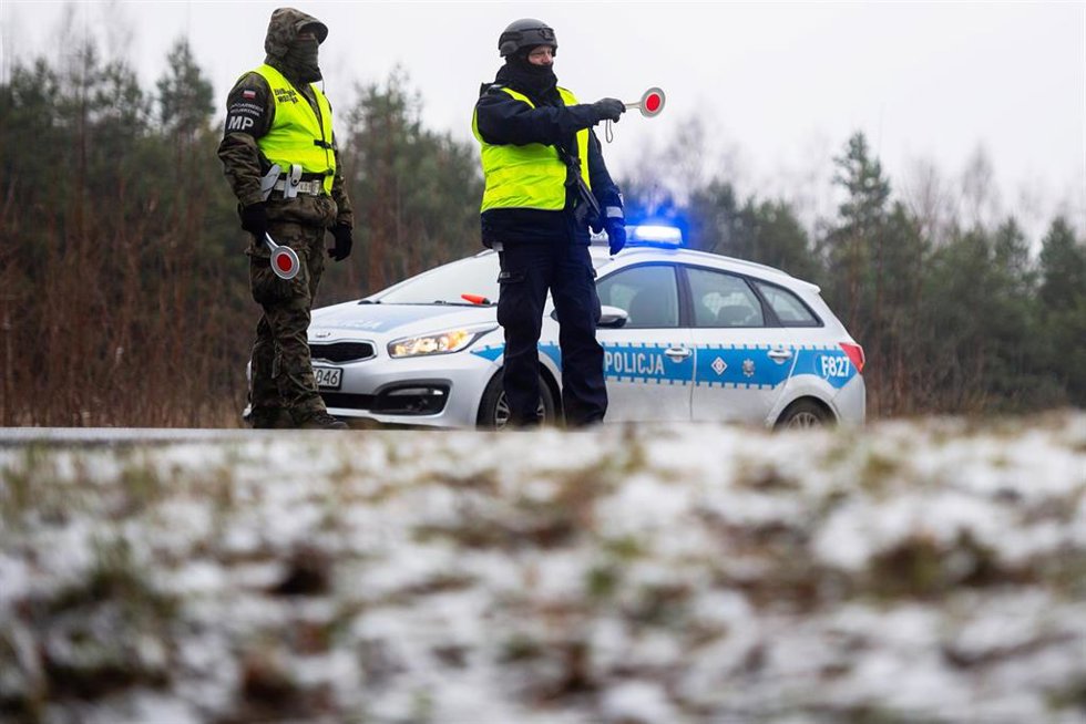Un agente de Policía y un militar polacos en la frontera de Polonia con Bielorrusia. 