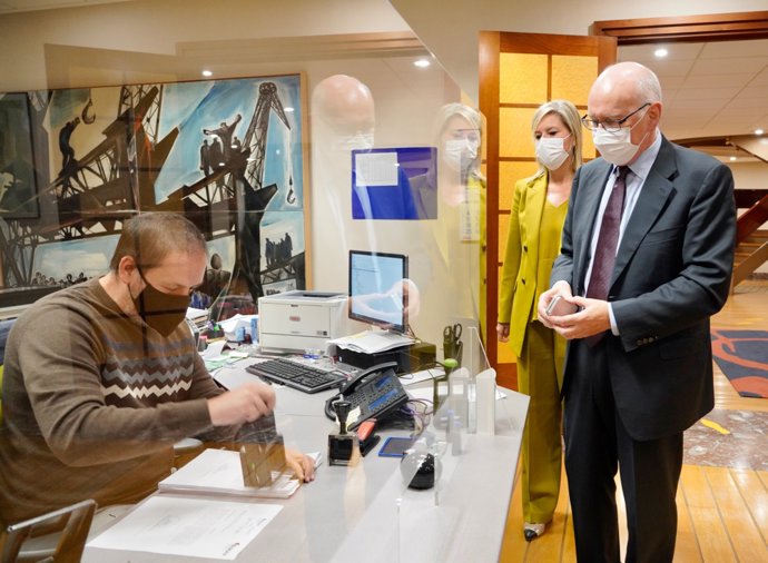 El diputado de Hacienda de Bizkaia, José María Iruarrizaga, registra el proyecto de presupuestos para 2022 en las Juntas Generales de Bizkaia junto a su presidenta, Ana Otadui.