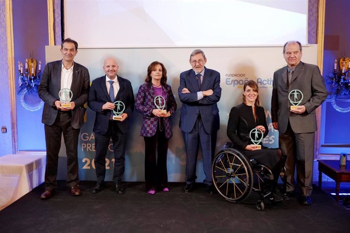 La deportista paralímpica Eva Moral y el resto de premiados en la IV Gala de la Fundación España Activa.