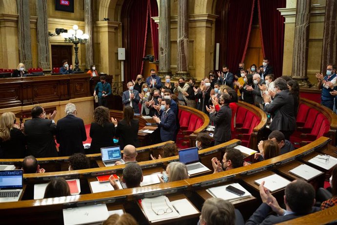Diputados aplauden para apoyar las palabras del presidente de la Generalitat, Pere Aragons, en una segunda sesión del Pleno del Parlament de Catalunya, a 1 de diciembre de 2021, en Barcelona, Cataluña (España). Gran parte de los diputados aplauden a Ar
