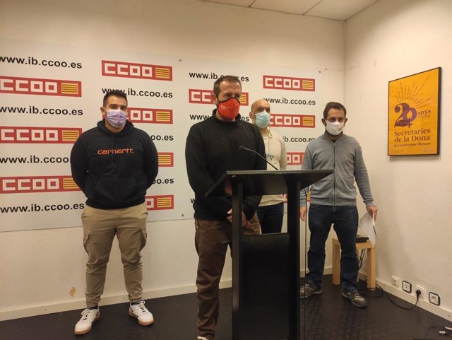 Representantes de CCOO y trajadores del centro Norai, en una rueda de prensa en la sede del sindicato.
