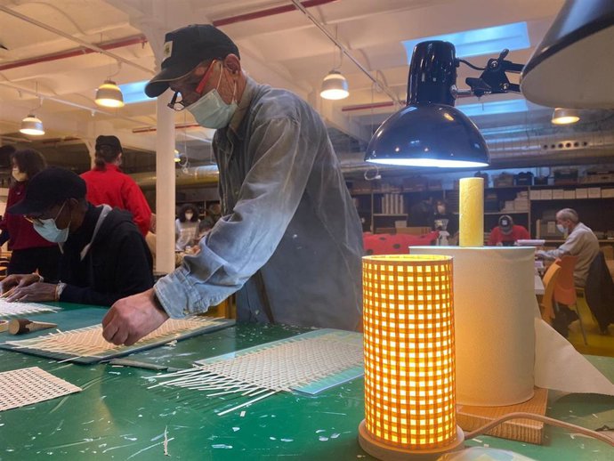 Un participante de los talleres de La Troballa de la Fundació Arrels elabora una lámpara