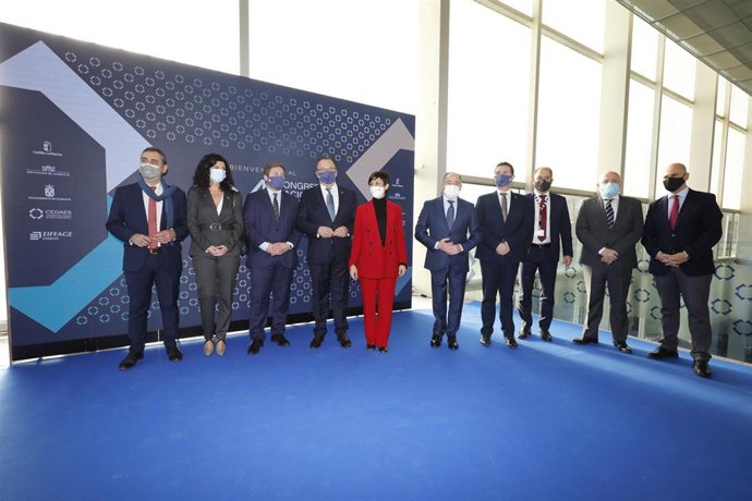 Foto de familia de la ministra Portavoz, Isabel Rodríguez (5i) y alcalde de Albacete, Emilio Sáez (6i), posan en la inauguración del IV Congreso Nacional de Áreas Empresariales, en el Palacio de Congresos `Ciudad de Albacete, a 1 de diciembre de 2021, en