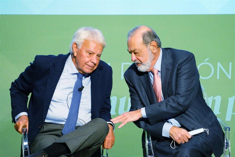 El expresidente del Gobierno Felipe González (i); y el empresario mexicano Carlos Slim, conversan en la segunda jornada de la 26 edición del Círculo de Montevideo, en Cidade da Cultura, a 30 de noviembre de 2021, en Santiago de Compostela, Galicia, (Es