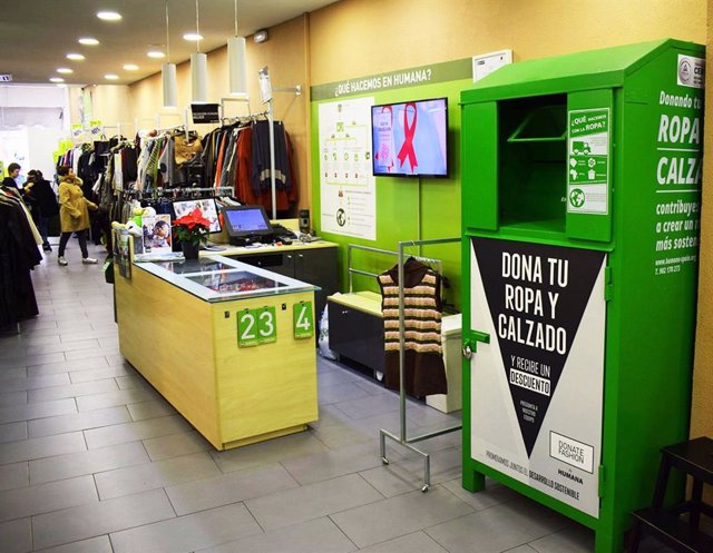Archivo - Humana recuperaró 1,4 millones de prendas de ropa usada en la semana europea de prevención de residuos.