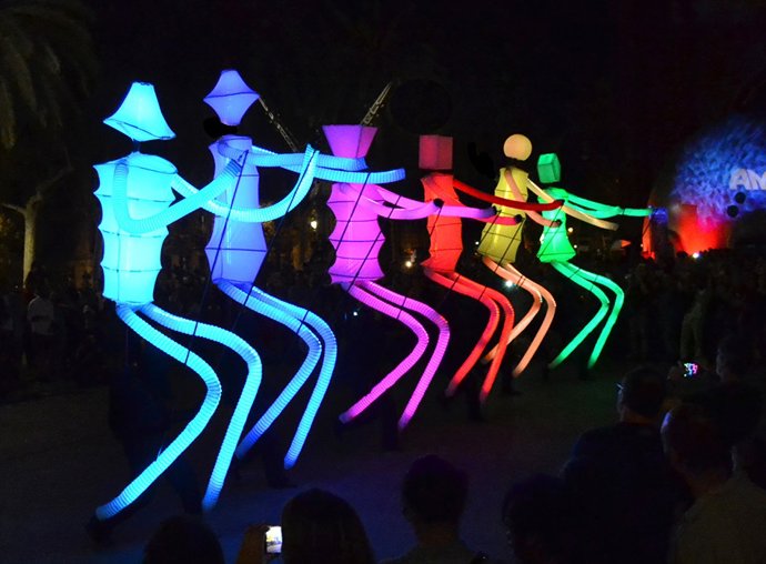 Archivo - Un espectáculo de la compañía Big Dancers que actuará este diciembre en el paseo de Grcia.