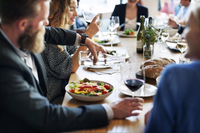 Gente comiendo en un restaurante