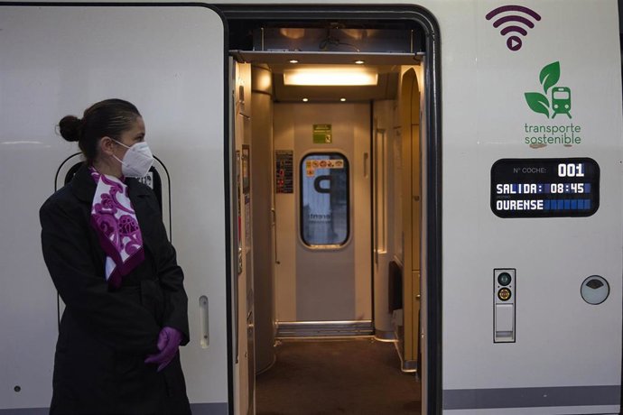 Una azafata en las puertas del tren que va a efectuar un viaje por el nuevo tramo de alta velocidad Pedralba de la Pradería-Ourense, en la estación de Madrid-Chamartín Clara Campoamor, a 22 de noviembre de 2021, en Madrid, (España). Perteneciente a la L