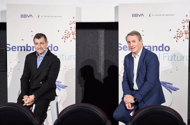De izquierda a derecha, en la imagen: Josep Roca, sumiller y copropietario de El Celler de Can Roca, y Antoni Ballabriga, director global de Negocio Responsable en BBVA.
