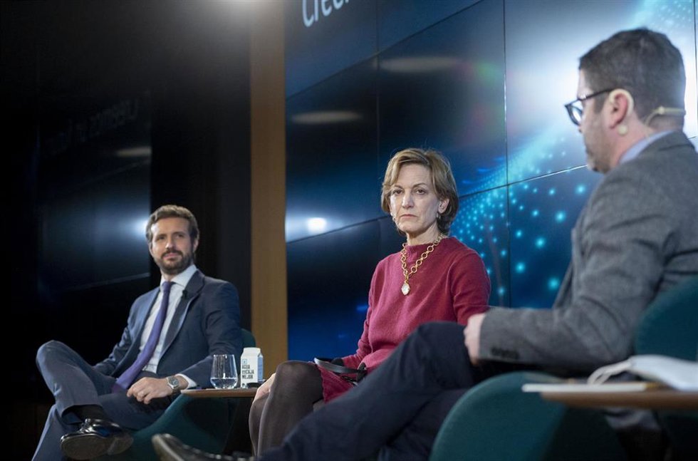 El presidente del PP, Pablo Casado, y la premio Pulitzer y periodista de The Atlantic, Anne Applebaum, en un diálogo bajo el título "Creemos un futuro en libertad", en el Auditorio Meeting Palace, a 30 de noviembre de 2021, en Madrid (España).