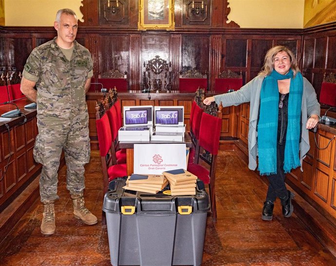 Entrega de material informático para los afectados por el volcán