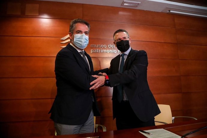 El concejal de Economía y Hacienda, Carlos Conde, y el gerente de productos y servicios del Área Sur (Andalucía, Ceuta y Melilla) de Correos, Gregorio Morales Marqués, en rueda de prensa