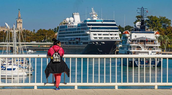 Curiosos observan la entrada de los Cruceros 'Azamara Quest' y 'Hebridean Sky' a el Puerto de Sevilla.