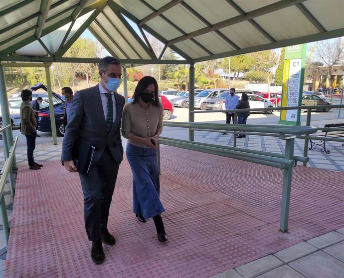 Juan Bravo, a su llegada a la UJA junto a la delegada de la Junta, Maribel Lozano.