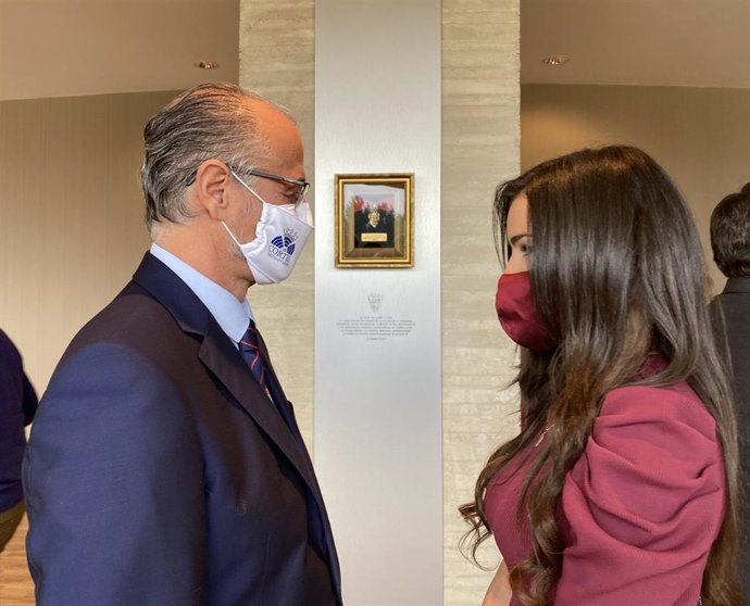 El presidente de las Cortes, Luis Fuentes, y la homenajeada Ana Gutiérrez García, hija del fallecido doctor Fernando Gutiérrez.