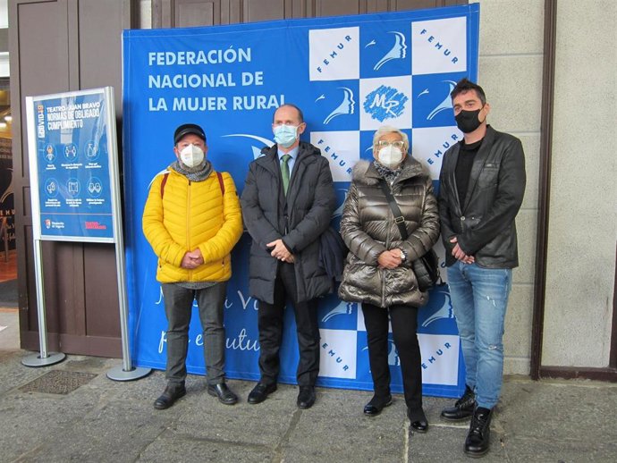De izquierda a derecha, el vicepresidente de la Asociación Igualdad es Sociedad, Julio Antonio de Frutos; el delegado institucional de Iberdrola en Castilla y León, Miguel Calvo; la presidenta de FEMUR, Juana Borrego; y el humorista Álex Clavero