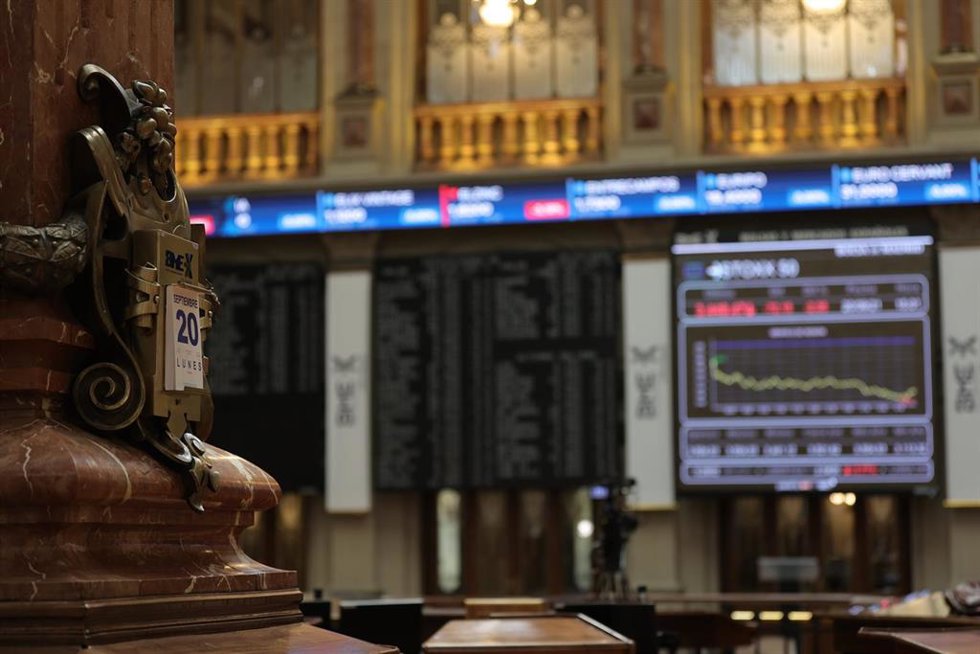 Archivo - Calendario en el Palacio de la Bolsa de Madrid, a 20 de septiembre de 2021, en Madrid, (España).