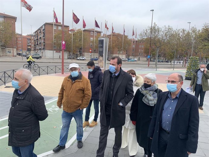 El alcalde de Valladolid, acompañado de concejales, técnicos y representantes de la Asociación Reina Juana, visitan el nuevo carril bici del paseo de Zorrilla.