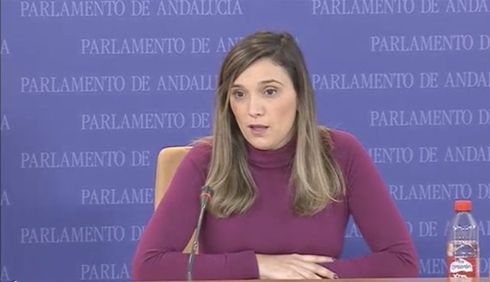 La portavoz adjunta del Grupo Socialista en el Parlamento andaluz, María Márquez, en rueda de prensa este miércoles.