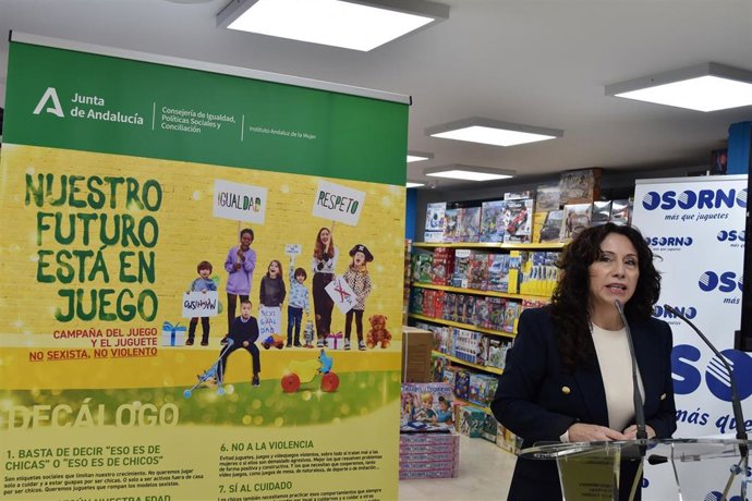 La consejera de Igualdad, Políticas Sociales y Conciliación de la Junta de Andalucía, Rocío Ruiz, ha presentado esta mañana la campaña coeducativa del juego y el juguete no sexista y no violento.