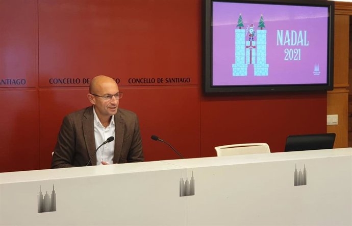 El concejal de Movilidad, Seguridad, Ciudadanía y Fiestas de Santiago, Gonzalo Muíños, presenta en rueda de prensa la programación para las fiestas de Navidad de 2021