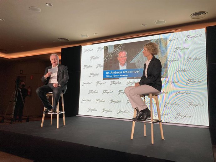 El co consejero delegado, Pedro Ferrer, junto a la cmo de la empresa, Martina Obregón y, de forma telemática a causa de la situación de la pandemia en Alemania, el co consejero delegado Freixenet, Andreas Brokemper.