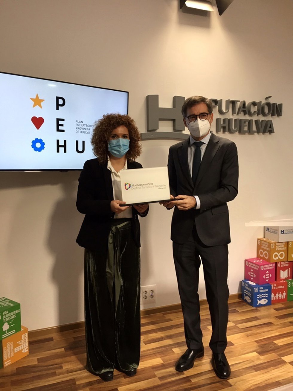 La presidenta de la Diputación, María Eugenia Limón, recoge el distintivo 'Destino Turístico Inteligente'.
